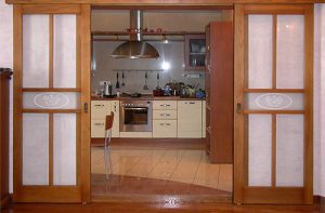 Выбираем межкомнатные двери на кухню