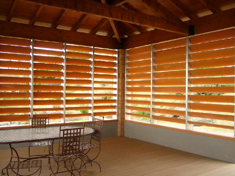 Монтируя деревянные жалюзи на окна, мы создаём интерьеры