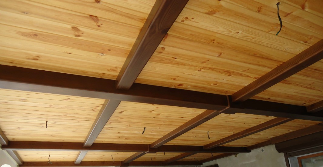 Чем отделать потолок на даче – обзор вариантов отделки своими руками